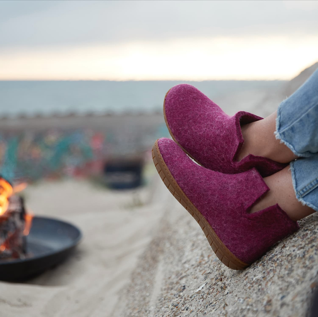 Lagerfeuer-Romantik in Booties. 387713669_724506072841541_4499023287666366788_n