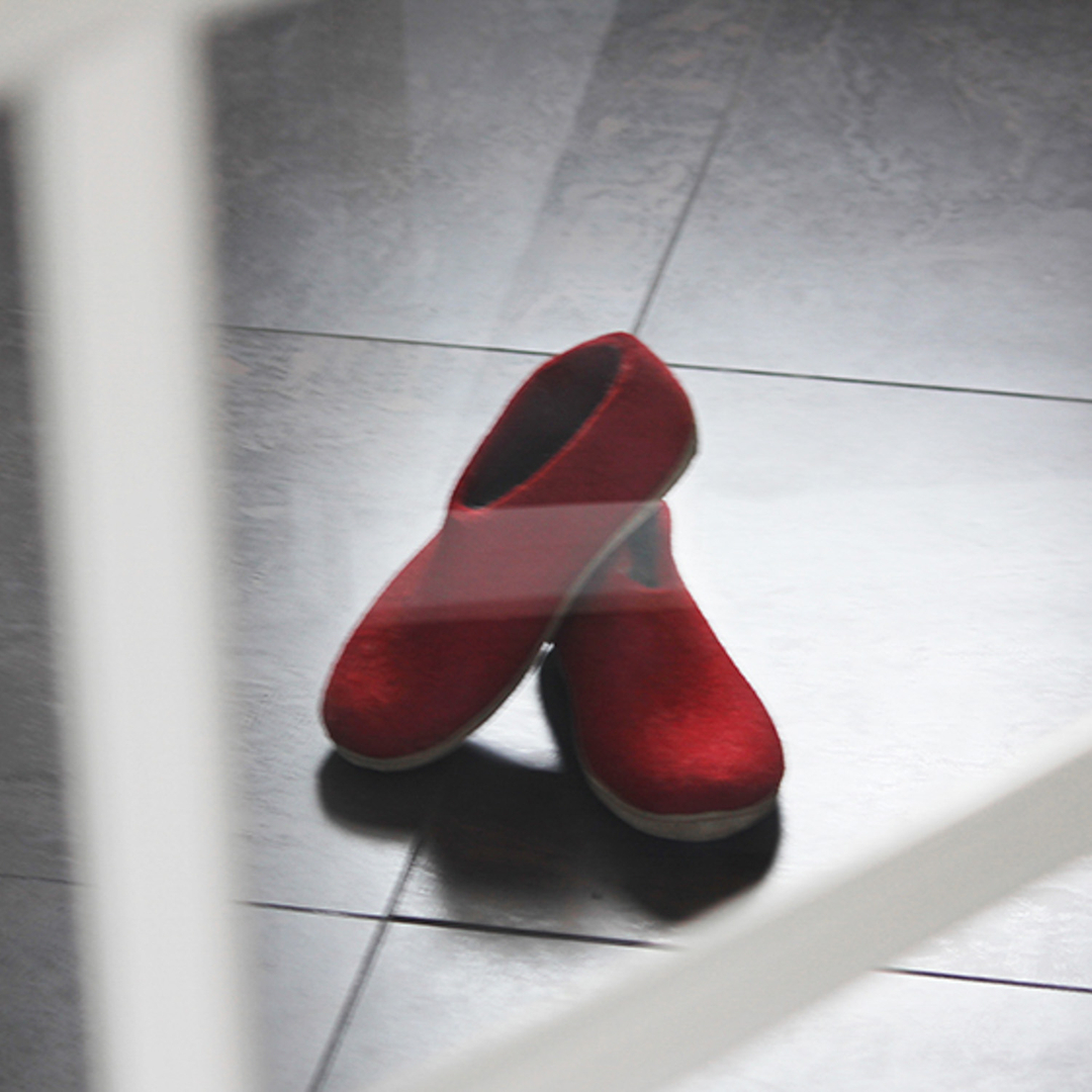 Roter Hausschuh mit Leder-Sohle. 253421167_263814882382018_9100016530093756393_n