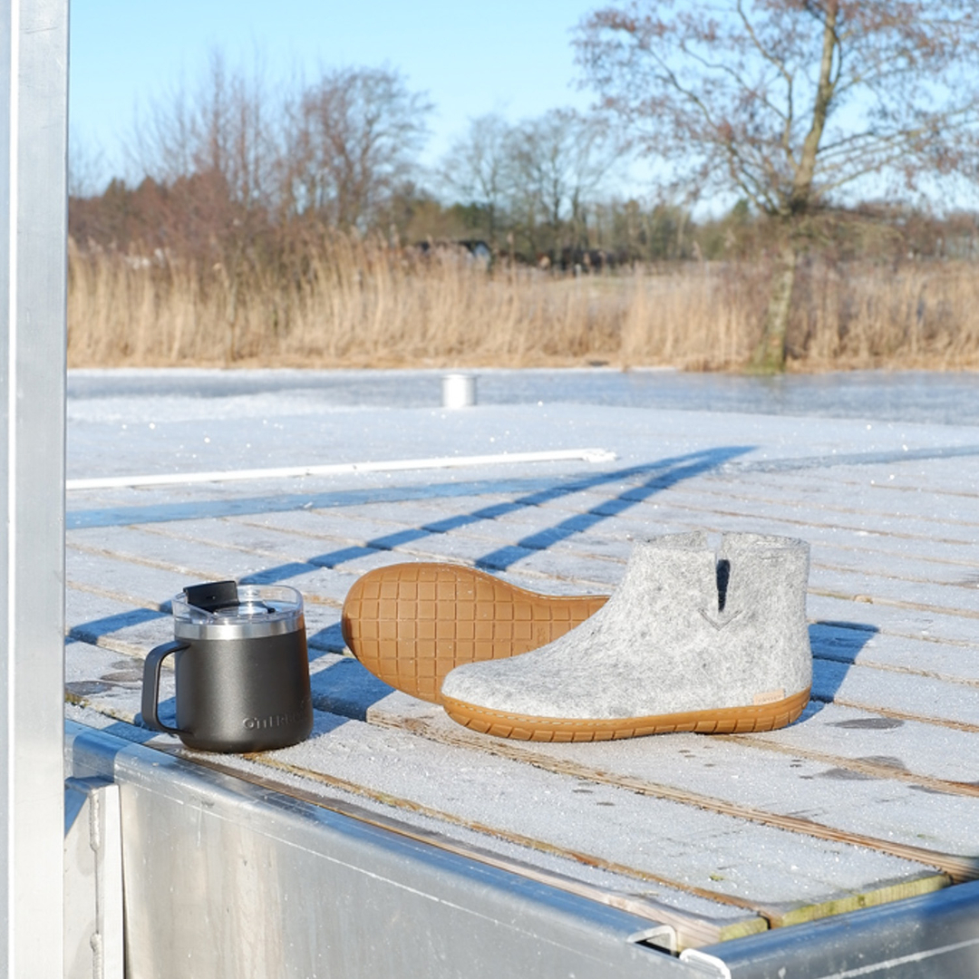 Silber Hausbootie mit honigfarbener Outdoor-Sohle. 269689660_408920507644646_7429814361958997761_n