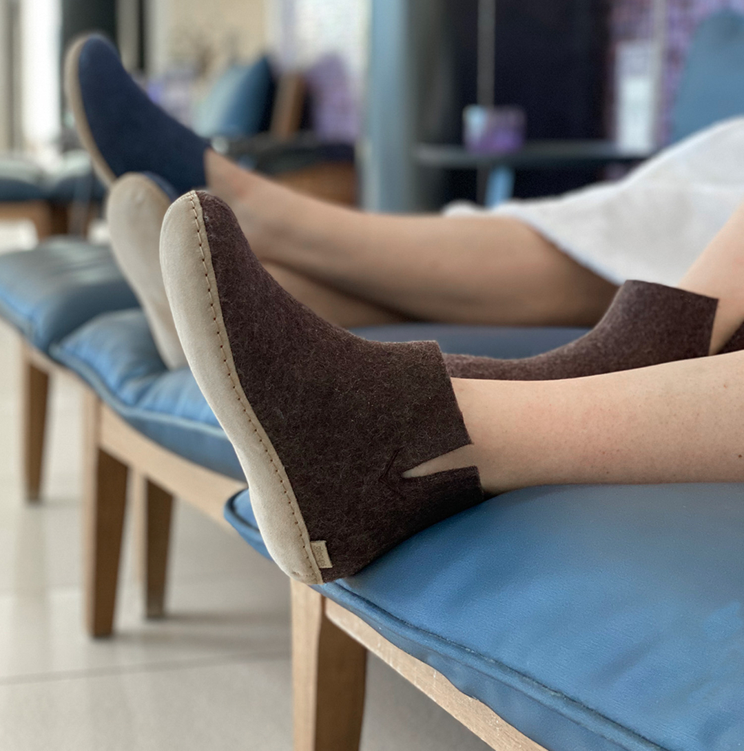 Brauner Hausbootie mit Leder-Sohle. 269708013_457575619080453_5404142316210376692_n